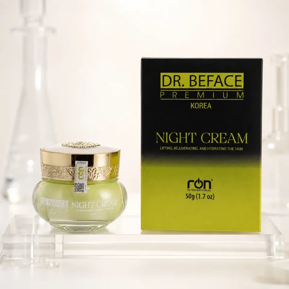 Hũ Night Cream DR.BEFACE và hộp đen xanh đặt trên một kệ acrylic trong suốt.