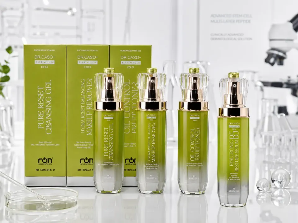 Bốn chai DR.CASO gồm gel rửa mặt, tẩy trang, toner và serum B5, phía sau là ba hộp xanh.