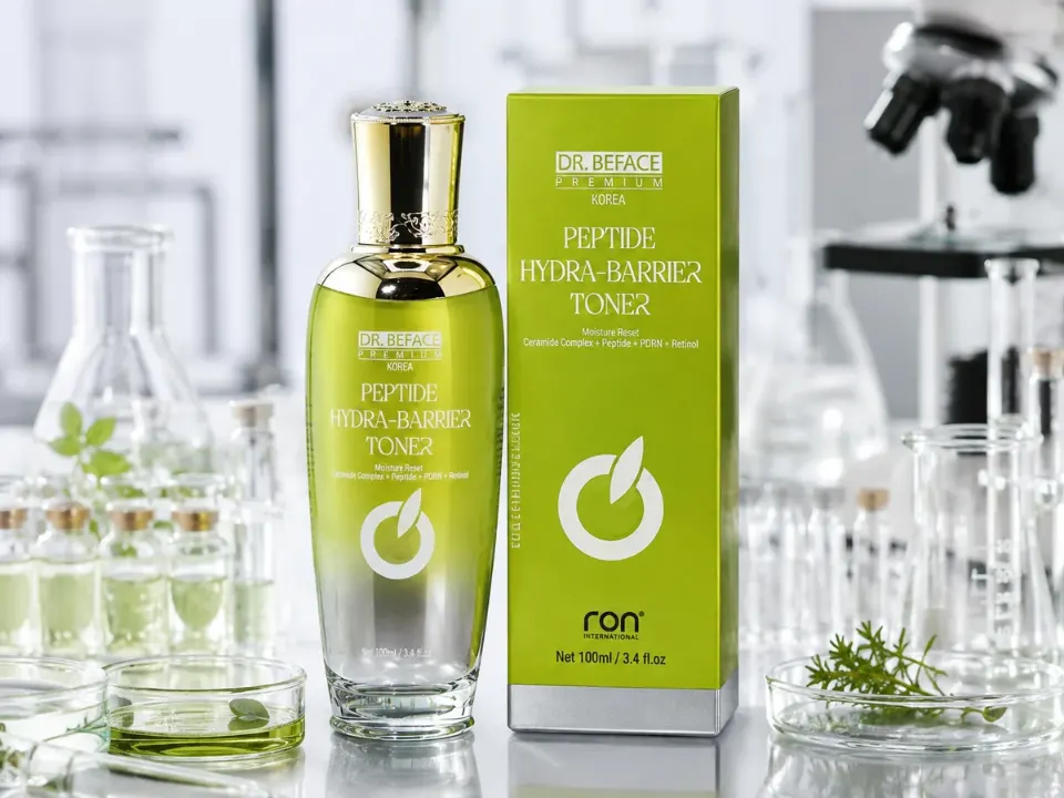 Chai và hộp Peptide Hydra-Barrier Toner DR.BEFACE cạnh dụng cụ thủy tinh trong lab.